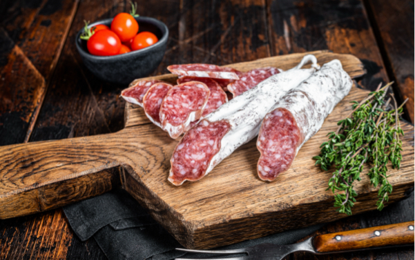 Tauler rústic amb embotits, herbes i tomàquets cherry.