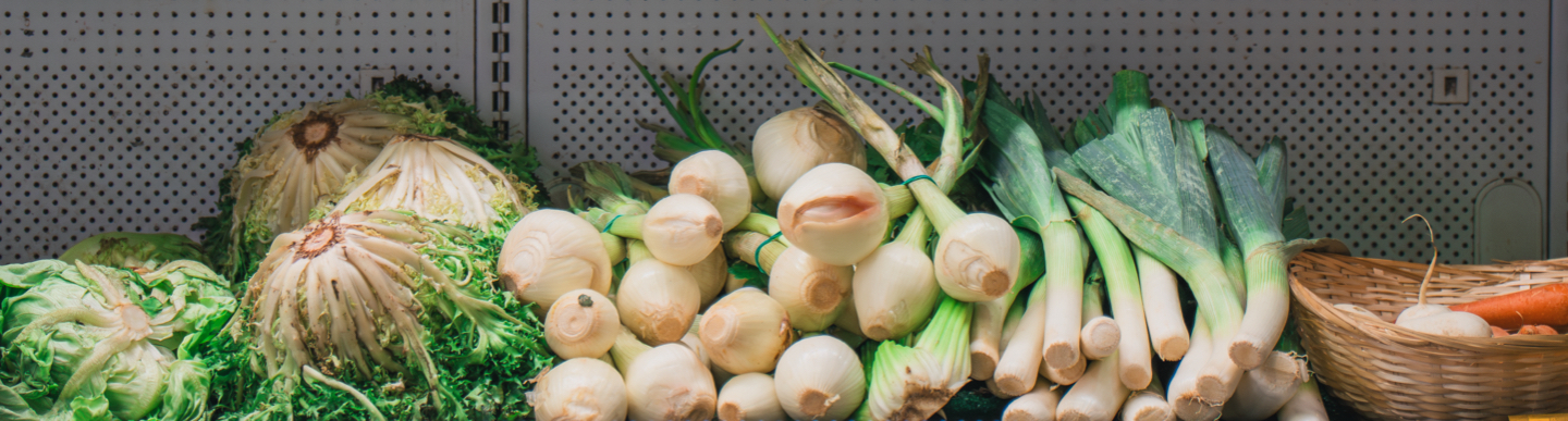 Exhibició d’enciam frisé, cebes, porros i pastanagues.