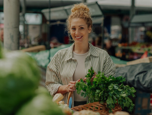Dona comprant verdures
